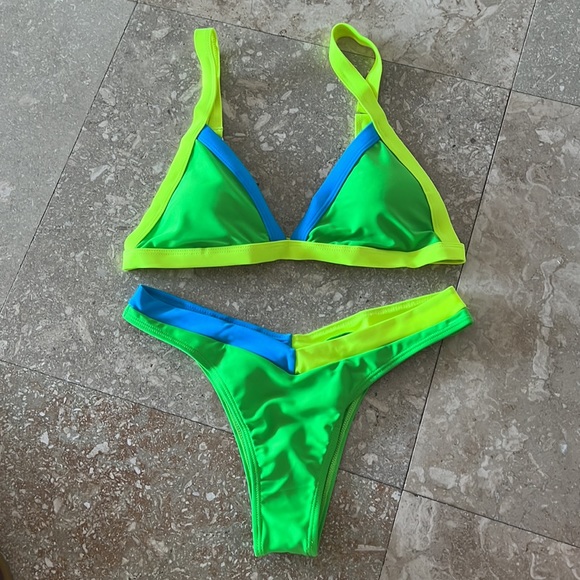 Beautiful swimsuit - Picture 2 of 4